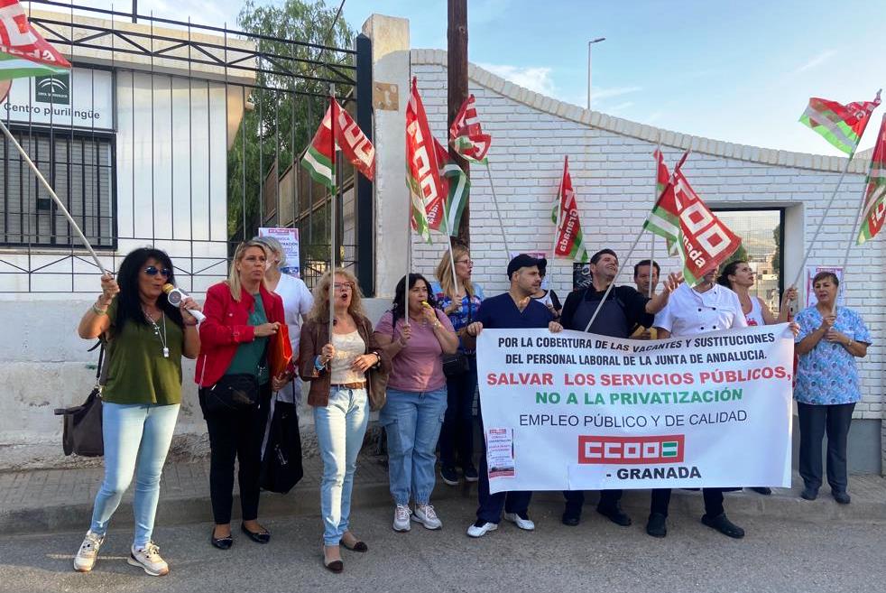 Continan en Motril las movilizaciones para reclamar la cobertura urgente de las vacantes del personal laboral de Educacin